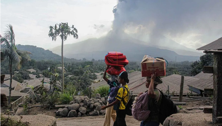 Gunung Lewotobi - Dua letusan sekunder yang kuat di Gunung Lewotobi Laki-laki di Flores Timur, Nusa Tenggara Timur.