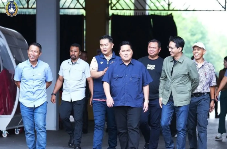 Ketua Umum Persatuan Sepak Bola Seluruh Indonesia (PSSI), Erick Thohir (tengah), meninjau Stadion Utama Gelora Bung Karno di Jakarta