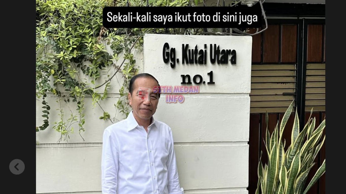 Potret Jokowi di Depan Rumah Pribadinya - Instagram/jokowi