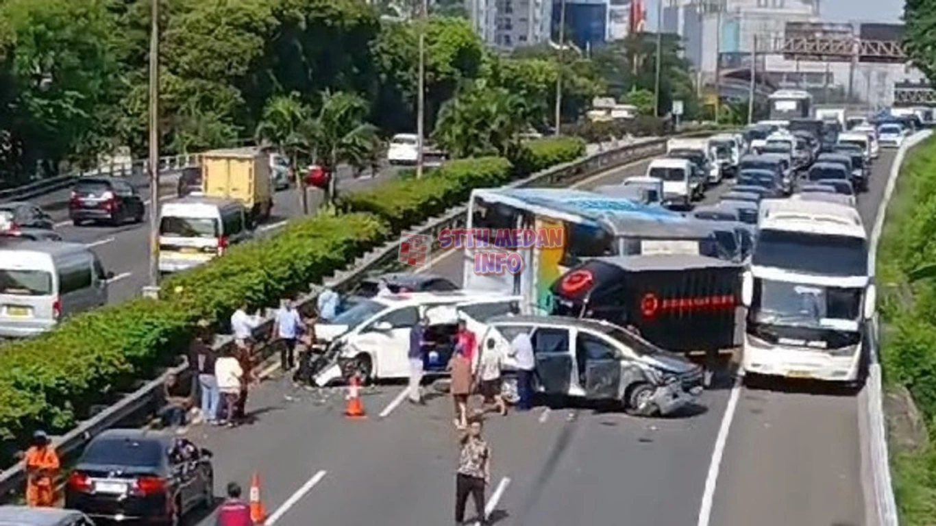 Potret Kecelakaan Beruntun di Cawang - VOI