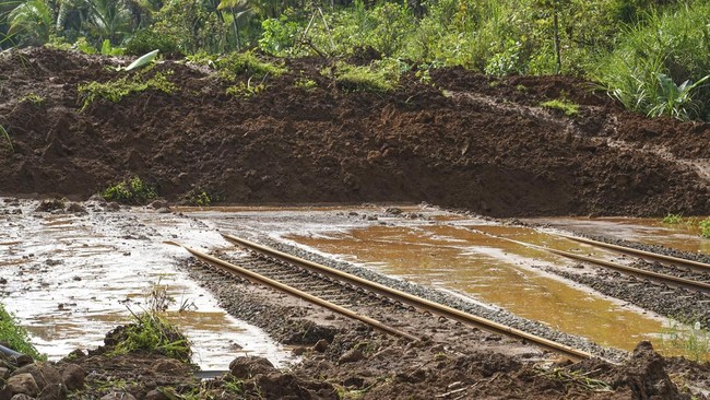 Potret Rel Kereta Api yang tertimbun Longsor