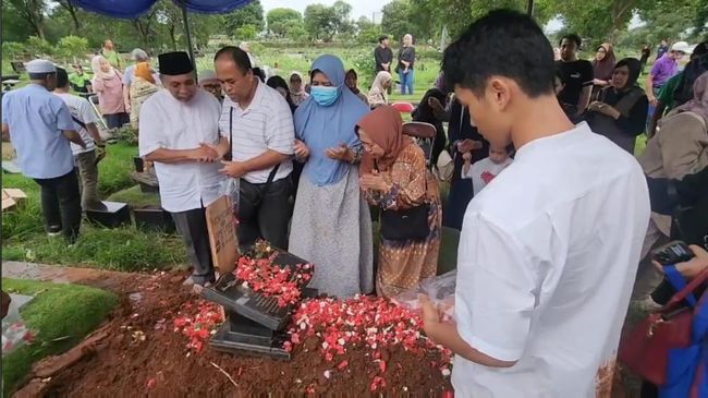 Potret Pemakaman Nenek yang menjadi korban pembunuhan Anak bunuh ayah dan nenek di Cilandak