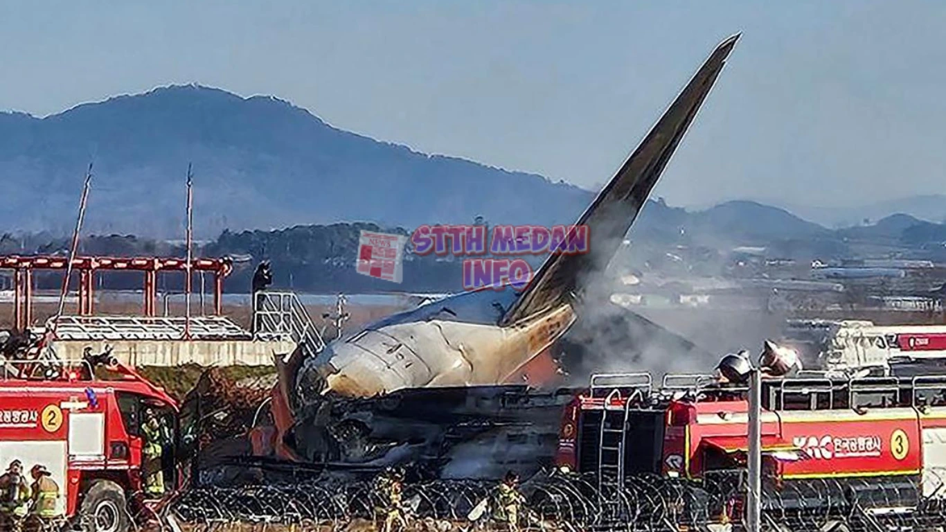 Potret PEsawat Angkut yang Jatuh di Bandara Muan, Korea Selatan - Reuters