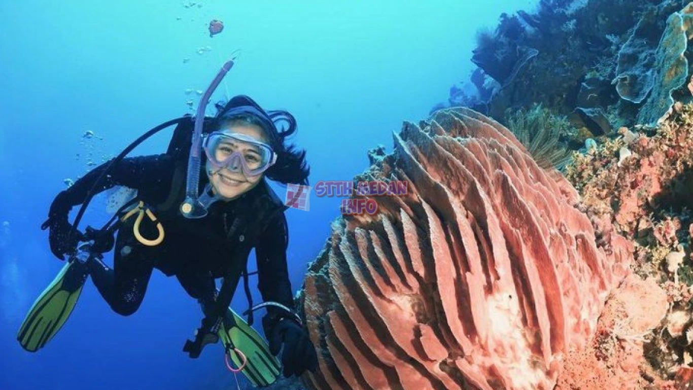 Potret Prilly Latuconsine yang Tengah Asyik Diving - Instagram @prillylatuconsina96