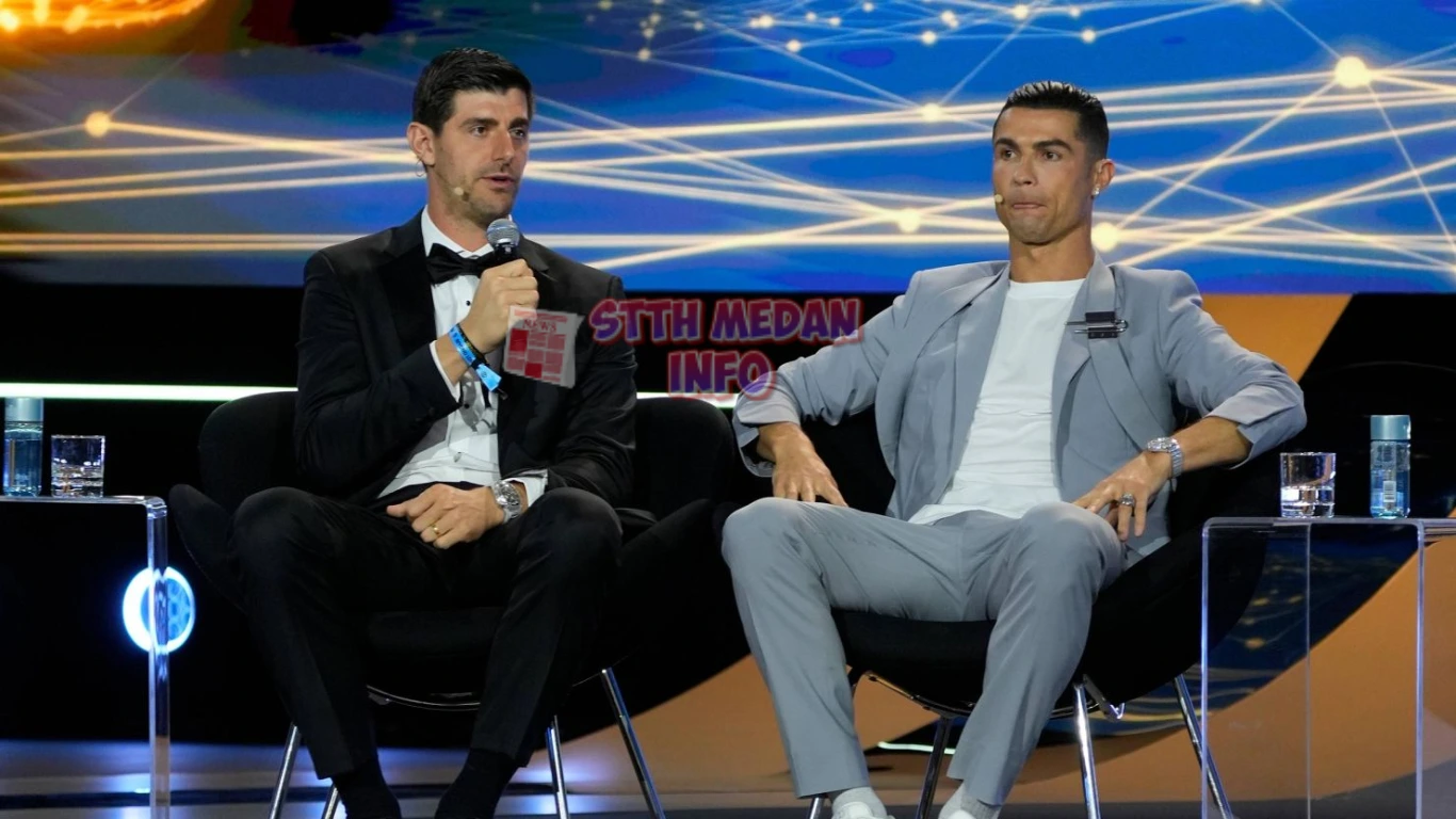 Cristiano Ronaldo Bersama Thibaut Courtois saat di Podium Globe Soccer Awards di Dubai - CNN