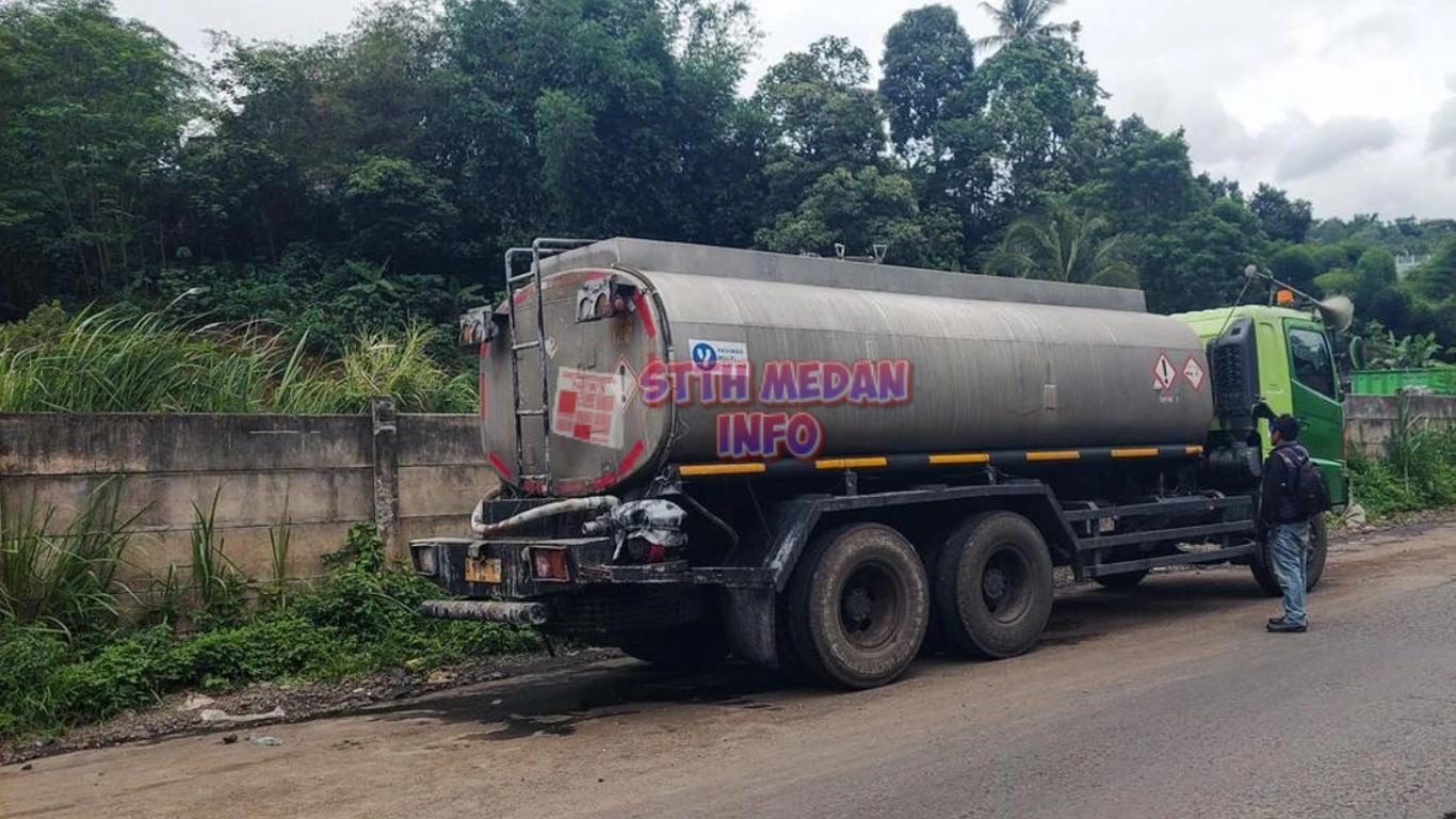 Potret Truk yang Menumpahkan Cairan Kimia - Detik