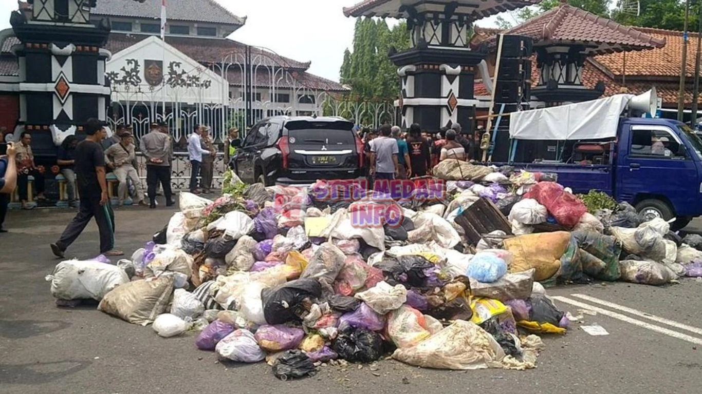 Potret Sampah yang Dikirim Warga Sebagai Kado Ultah Bupati Pemalang - Detik