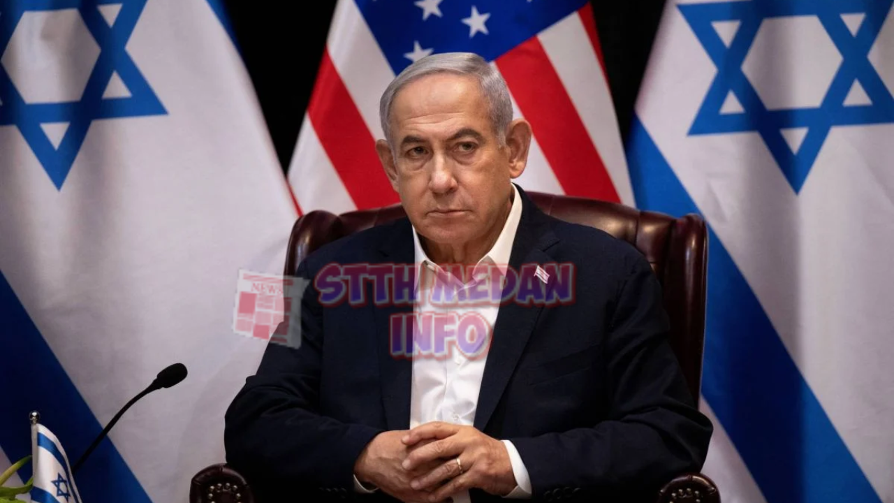 Perdana Menteri Israel Benjamin Netanyahu menunggu dimulainya rapat kabinet perang Israel yang juga dihadiri oleh Presiden AS, di Tel Aviv pada 18 Oktober 2023, di tengah pertempuran yang sedang berlangsung antara Israel dan kelompok Palestina Hamas. (c) Brendan Smialowski/AFP