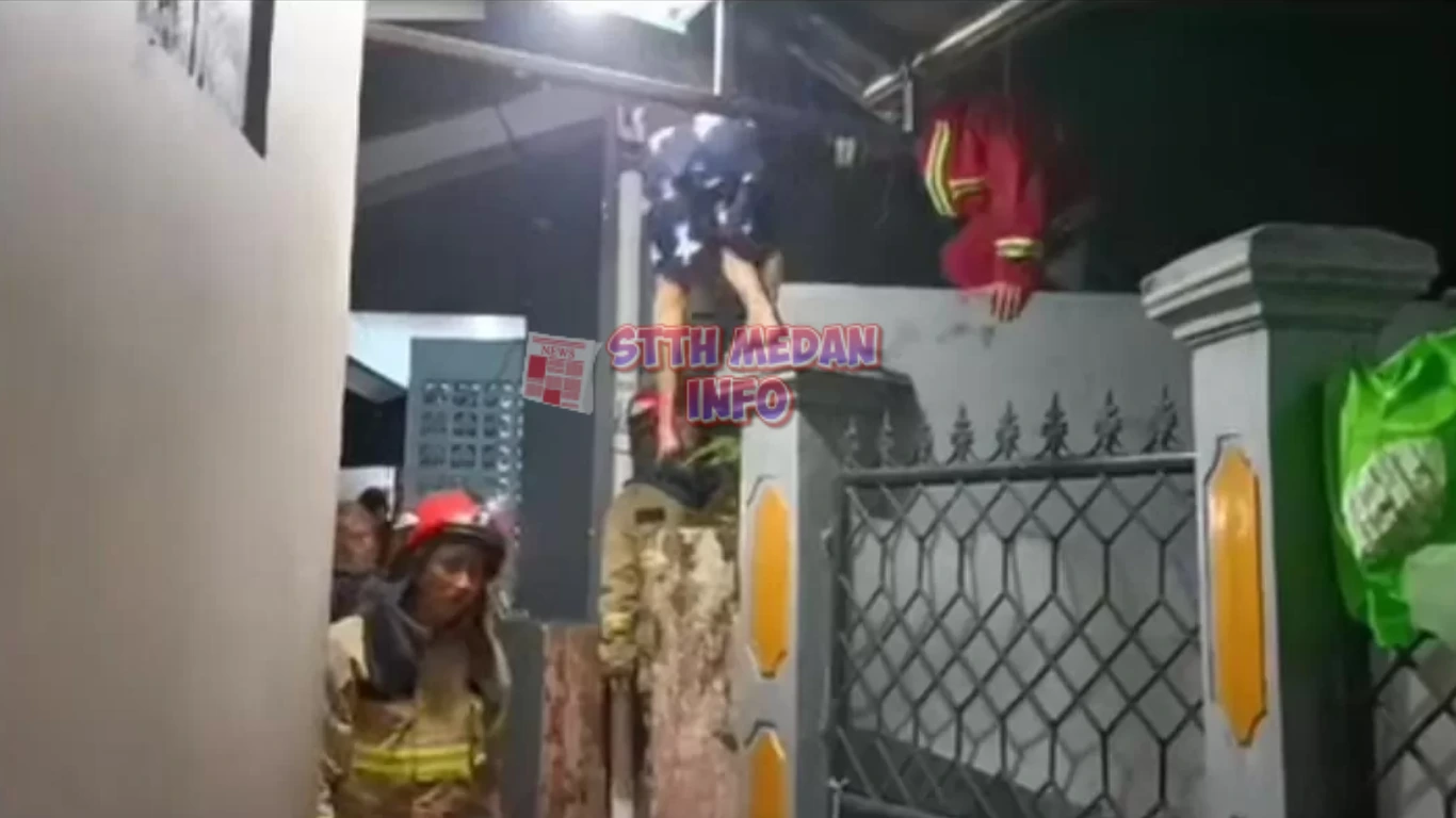 Potret Petugas yang menangani kebakaran di Bogor - Detik