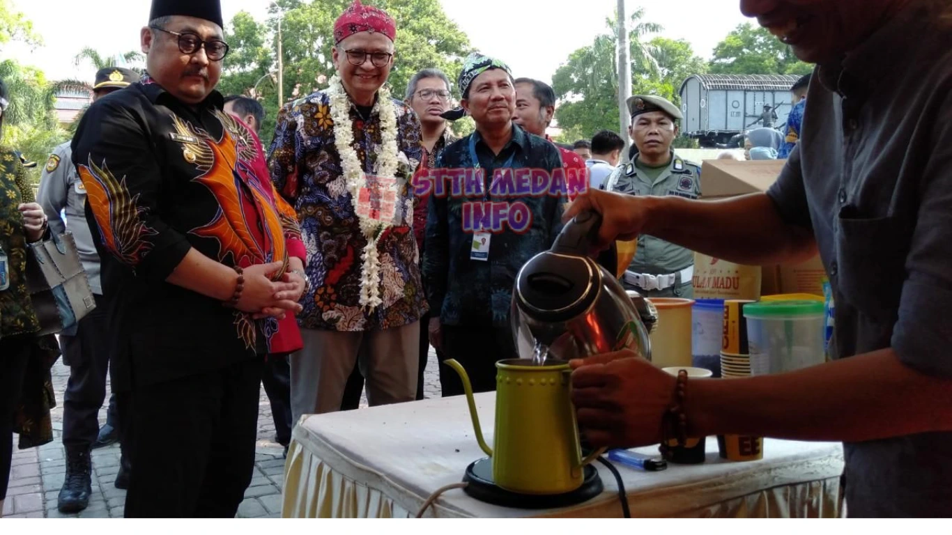 Potret H.Mukhlis Saat Memberikan Kopi Bulan Madu pada Deputi Kemenkop UKM - KlikBondowoso