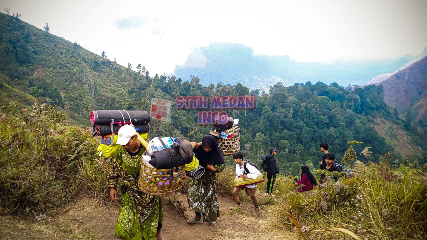 Potret Gunung Rinjani yang Kini Dilarang Bawa Plastik - Radar Lombok