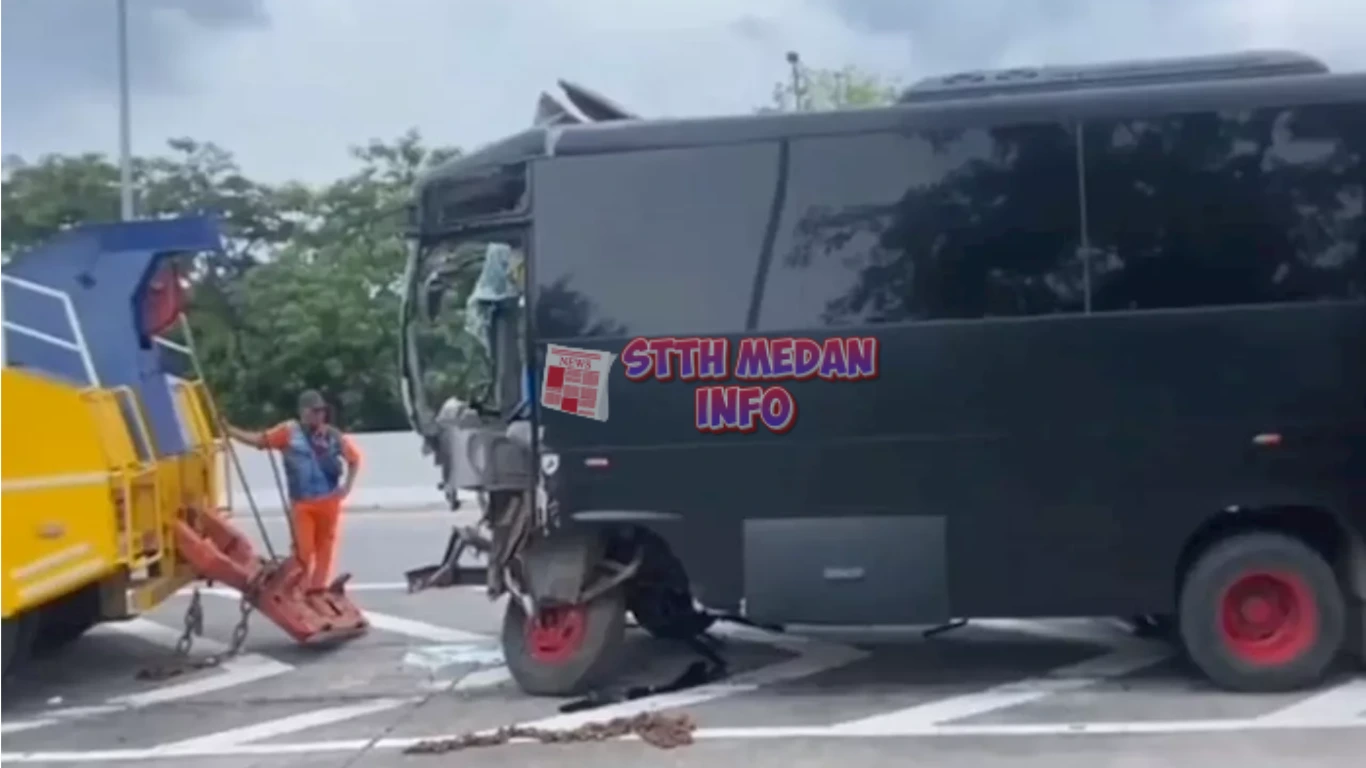 Potret bus Brimob yang alami kecelakaan - Detik.com