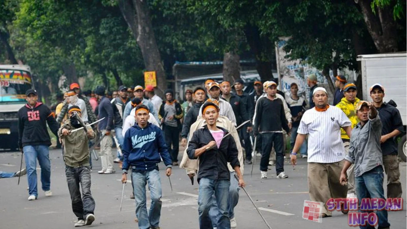 Potret Bentrokan yang Terjadi di Kelapa Gading - Detik.com