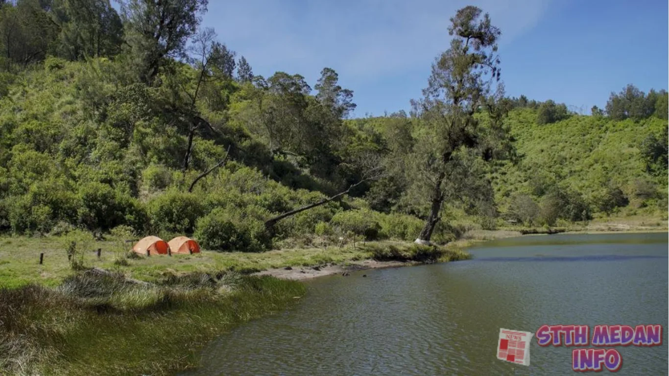 Danau Ranu Regulo di Kaki Gunung Semeru - CNN Indonesia