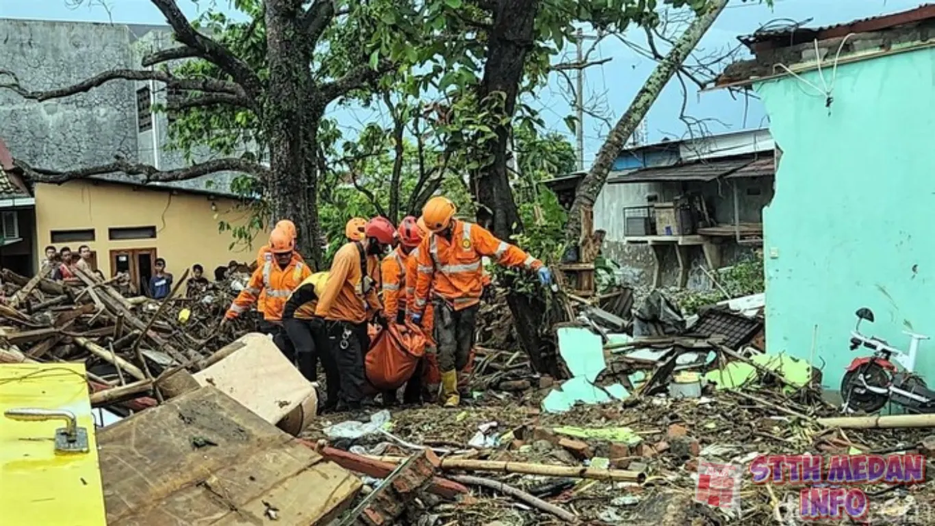 Potret Evakuasi jasad Korban Banjir di Palabuhanratu, Sukabumi - Detik