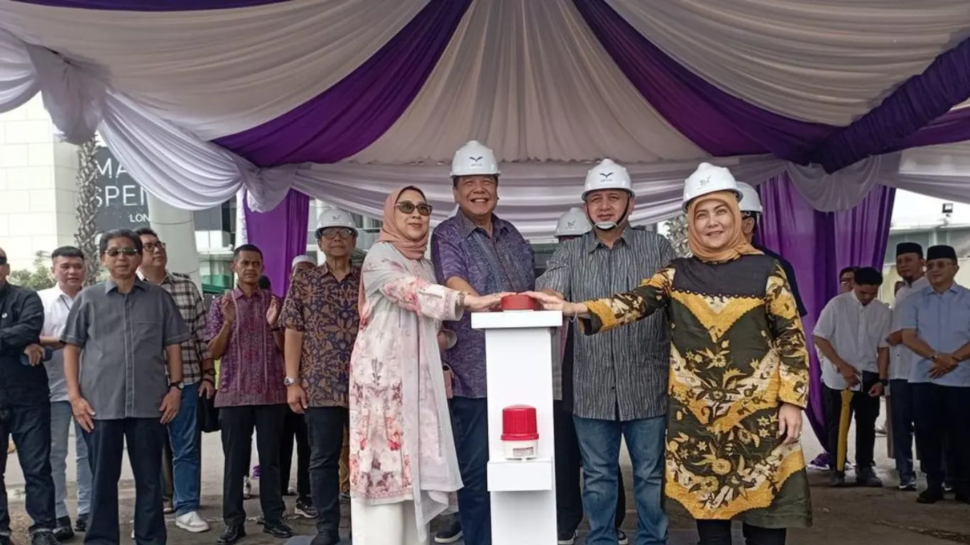 Potret Chairul Tanjung (CT) damn istrinya bersama Wali Kota Makassar Munafri dalam Groundbreaking Mesjid Agung Trans Studio Makassar - Detik